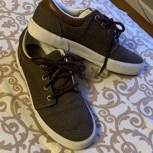 Boys/mens size 7 lace up casual St Johns Bay shoes